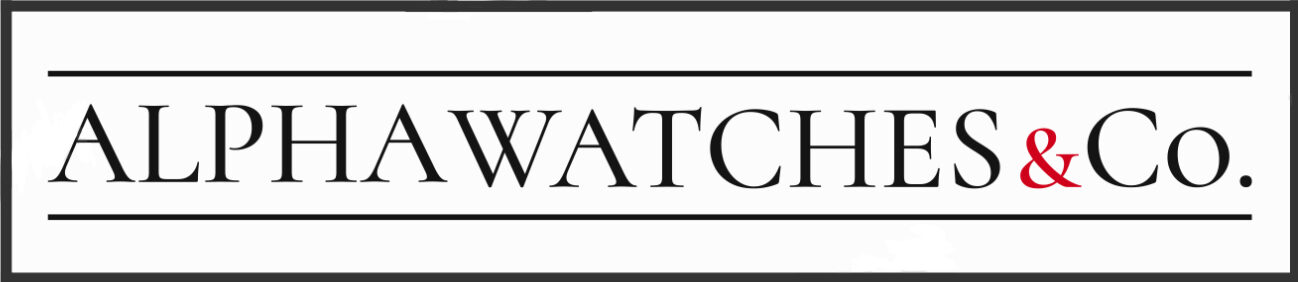 El Logotipo de la tienda de relojes ficticia AlphaWatches&Co. Tiene forma rectangular con el texto en mayúscula subrayado por los dos lados, y el símbolo "ampersand" en rojo en minúscula.