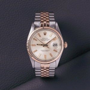 Visión frontal al Omega DateJust sobre un fondo oscuro.