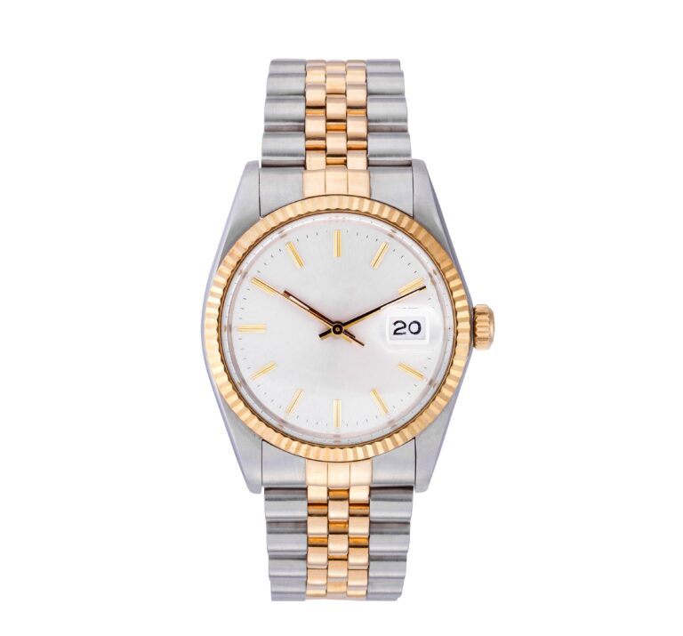Elegante reloj con una cadena de oro bajo las luces aisladas sobre fondo blanco