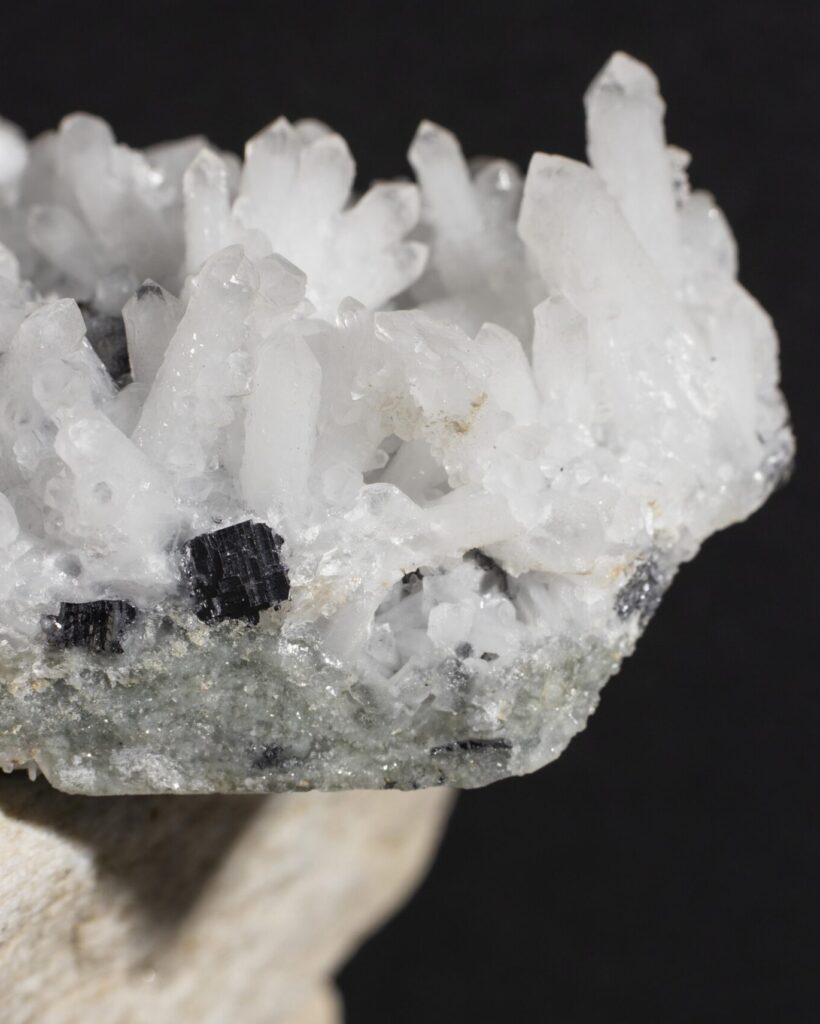 Una foto de cerca de un cristal mineral no especificado de color blanco.